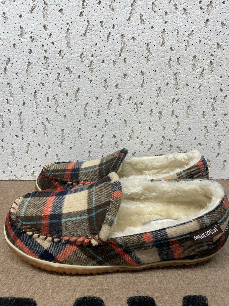 MINNETONKA PLAID SLIPPERS